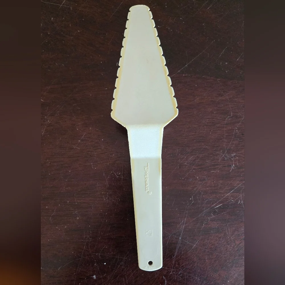 Vintage Tupperware Cream Vut N Serve  Cake and Pie Server.